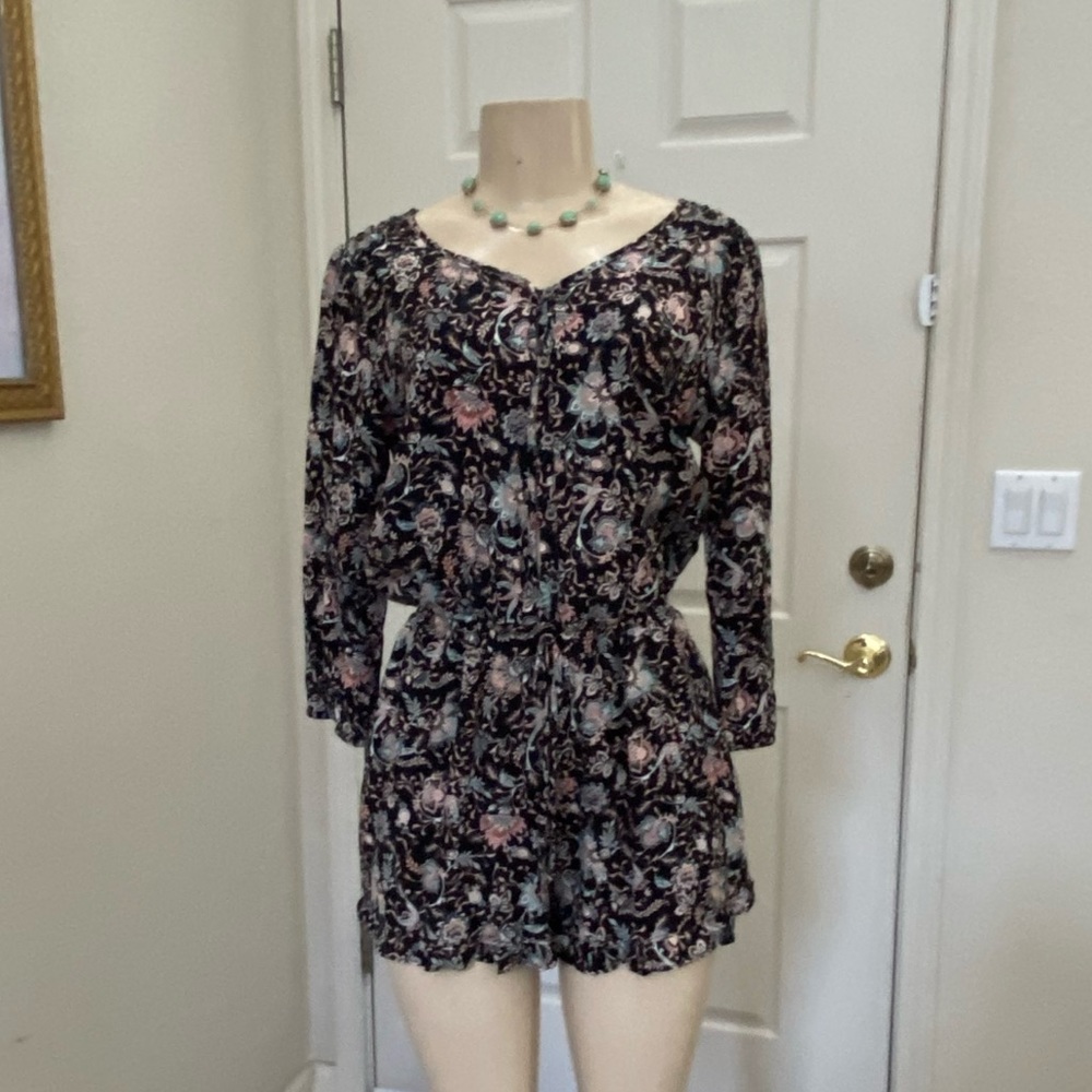 “MOSSIMO” 🌺Super cute 💛3/4 sleeves floral romper